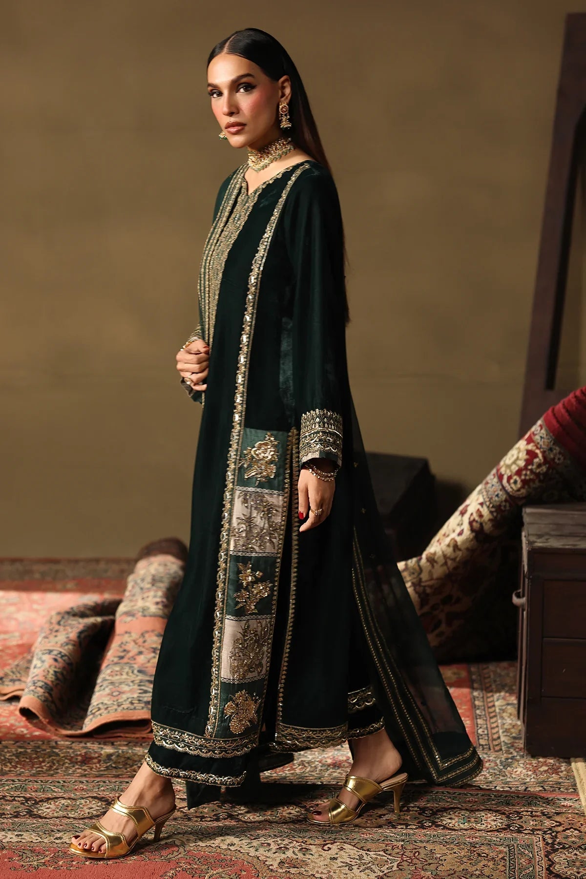 Bottle Green: Velvet Kurta Set with Gold Bordered Chiffon Dupatta | Ready To Wear