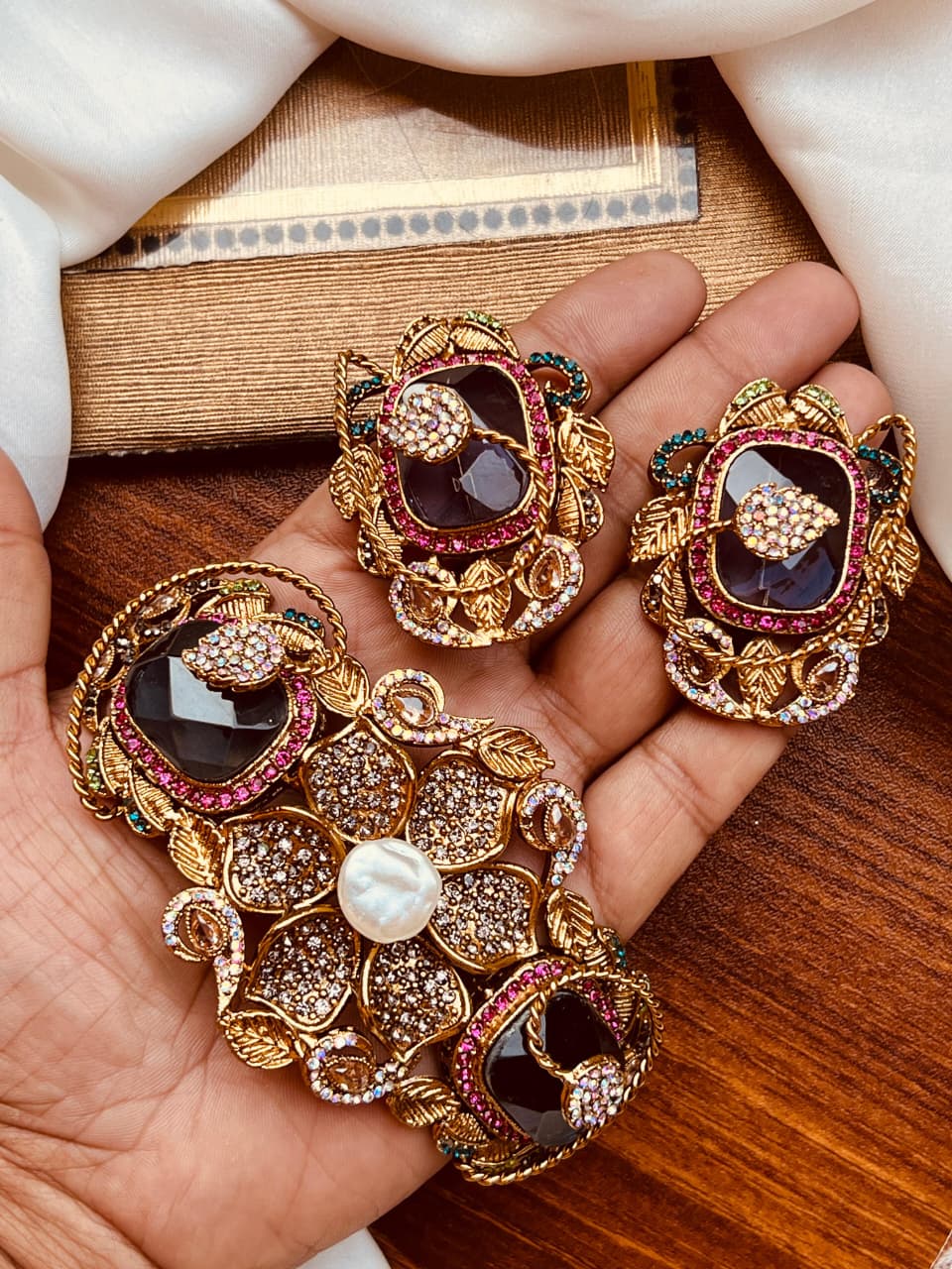 Luxurious Kundan and Meenakari Jewelry Set