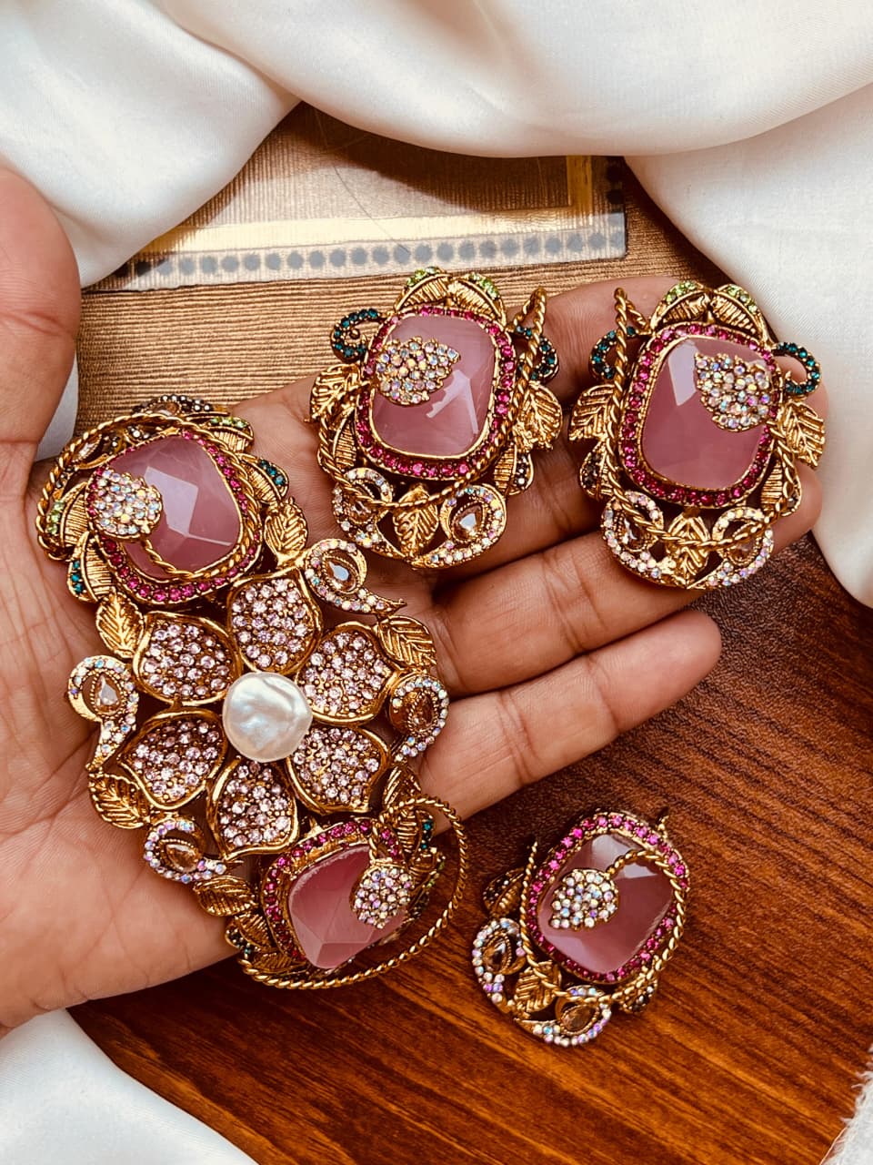 Luxurious Kundan and Meenakari Jewelry Set