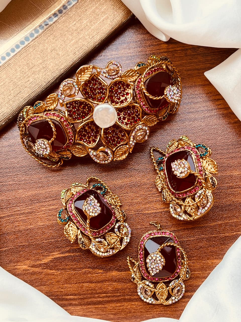 Luxurious Kundan and Meenakari Jewelry Set