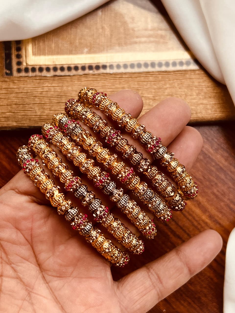 Luxurious 6-Piece Emerald Zircon Bangle Set