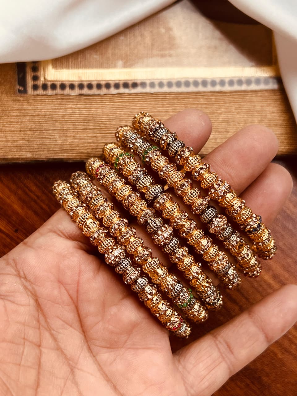 Luxurious 6-Piece Emerald Zircon Bangle Set