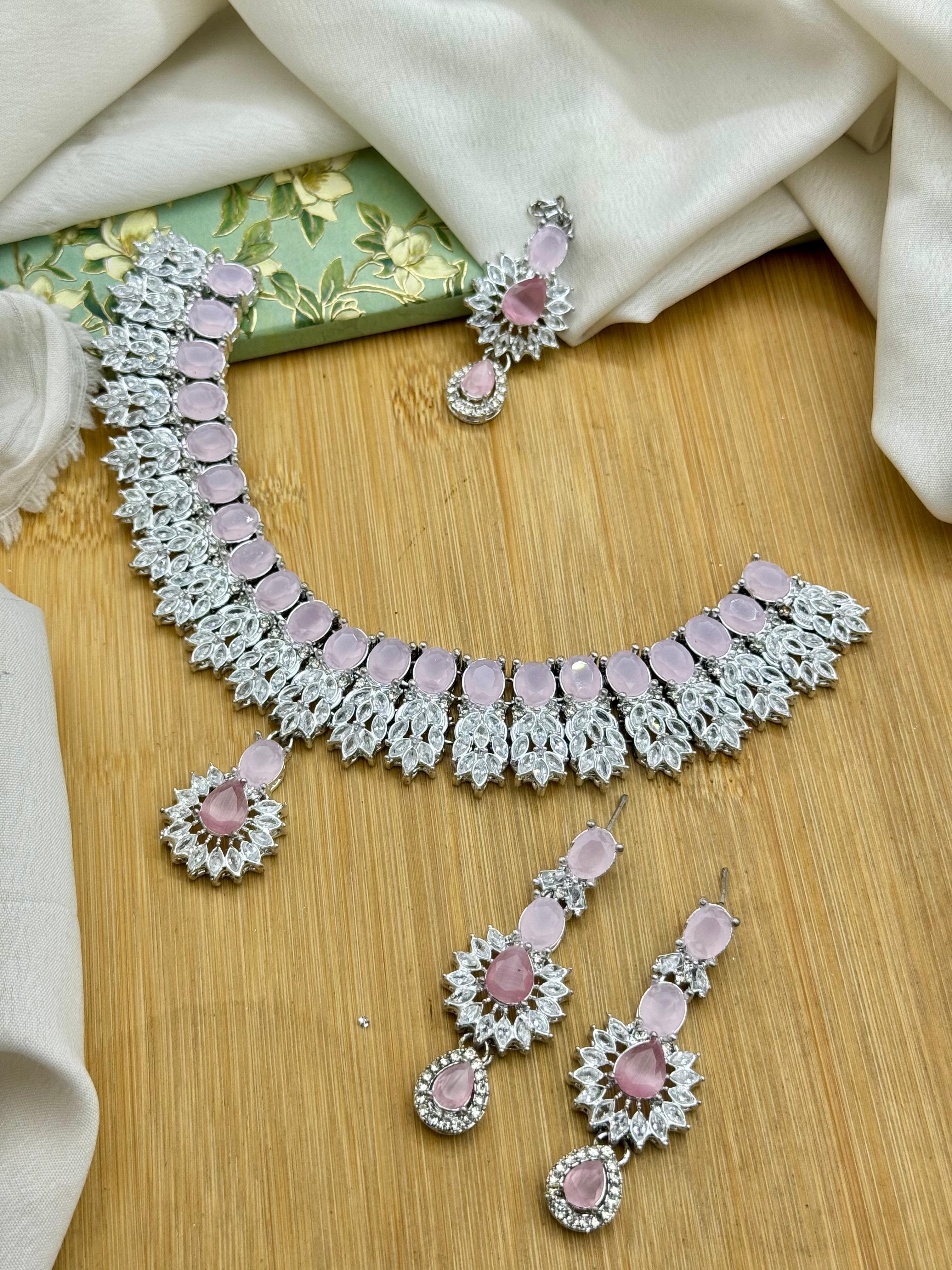 Sparkling Emerald Kundan Necklace Set