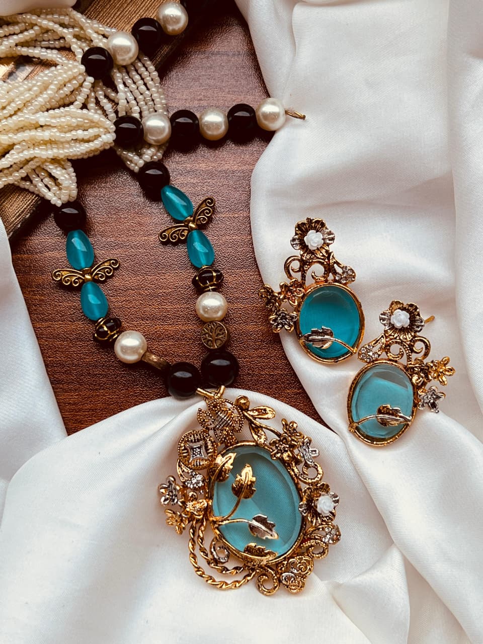 Royal Heritage Sky Blue Pendant & Pearl Mala Set